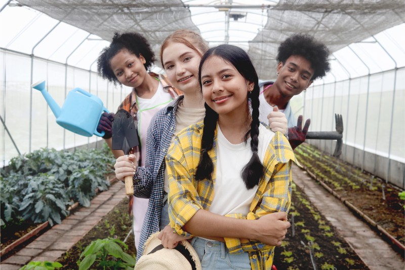 giovani adolescenti in una serra per una esperienza lavorativa con un piano di inclusione sociale e lavoro